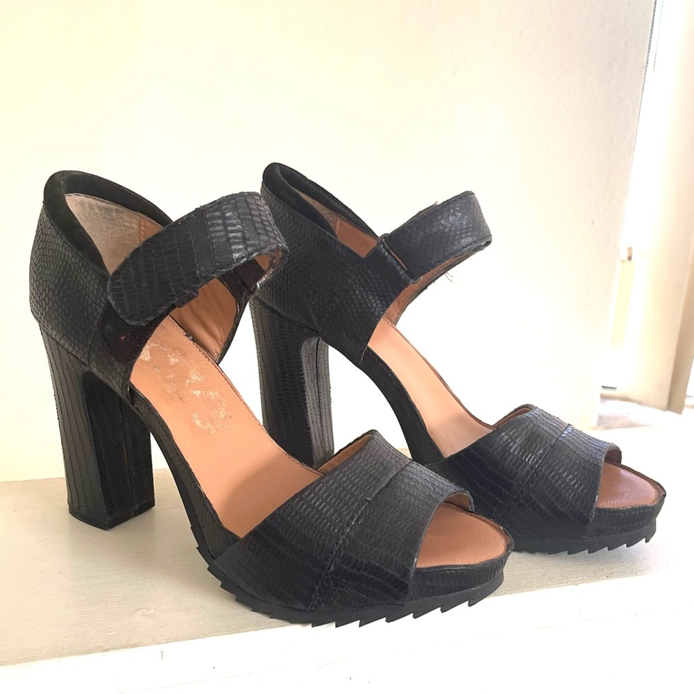 Bacio61 VIVEZZA Avant Garde Trendy Rugged Peep Toe Platforms